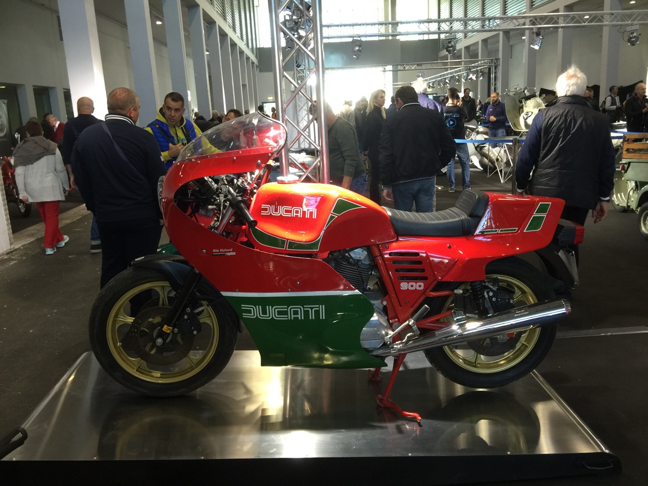 salzburg-padua-09-ducati-900-hailwood-replica